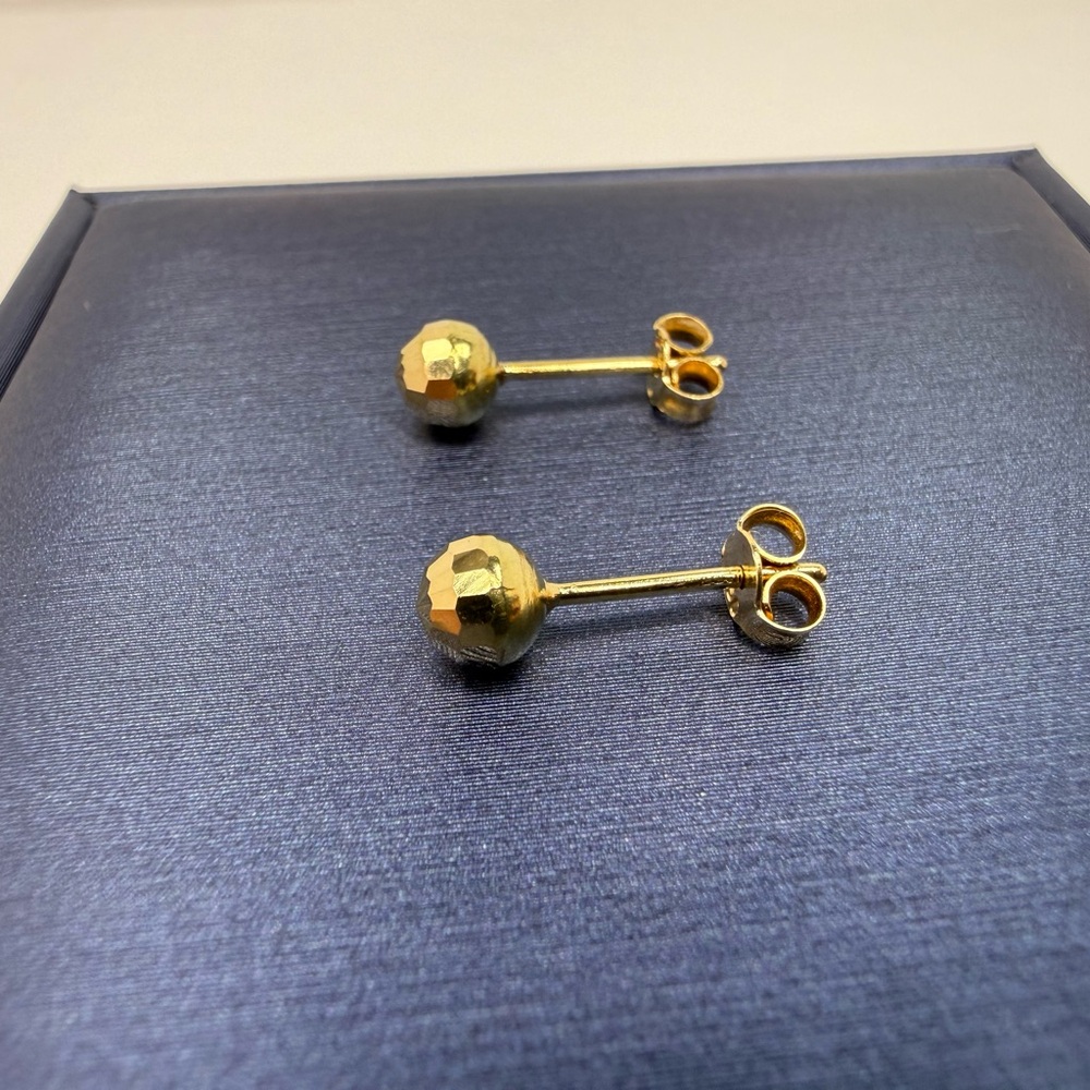 18K Genuine Gold Faceted Ball Stud Earrings (Preowned) - Picture 5 of 14
